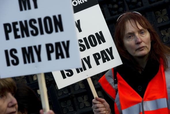 Contario a lo esperado, el ministro de Economía británico, George Osborne, anunció que el sector público perderá 700 mil puestos de trabajo en los próximos años, en lugar de los 400 mil que se tenían previstos.