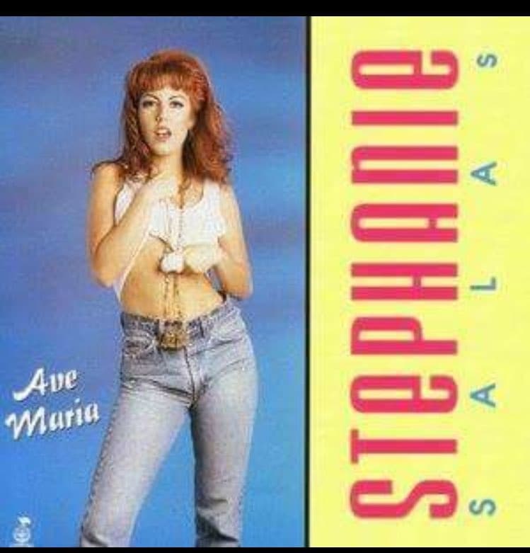 Como cantante Stephanie Salas ha grabado 7 discos entre ellos 'Ave María' y 'Soy lo que soy'.