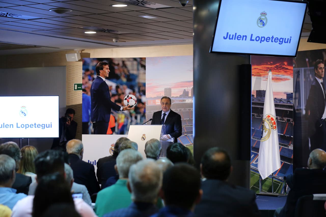 Fue el escándalo en la escena del fútbol más grande en todo el mundo, pues su despido se dio a tres días del debut de La Roja ante Portugal en la Copa del Mundo Rusia 2018.