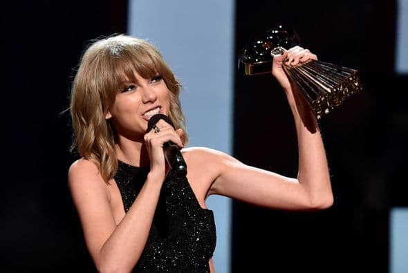 Arriba del bombón del balompié se ubica Taylor Swift.