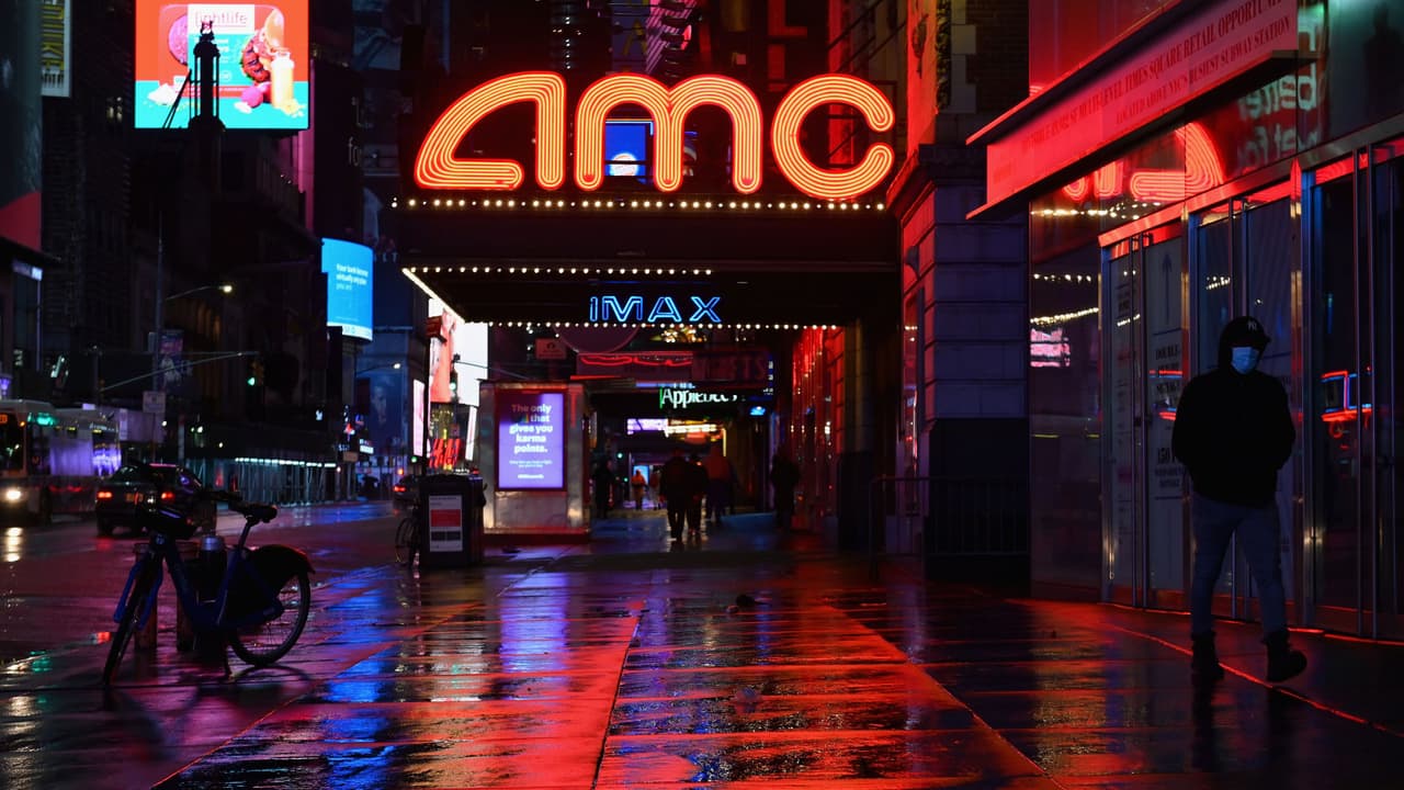 <b><a href="https://www.amctheatres.com/rentals" target="_blank">La cadena de cines AMC</a></b> está ofreciendo rentar una sala de cine para grupos de amigos por $99. El máximo de personas permitidas es 20.
<br>
<b><a href="https://www.amctheatres.com/rentals" target="_blank">Puedes averiguar más aquí</a></b>