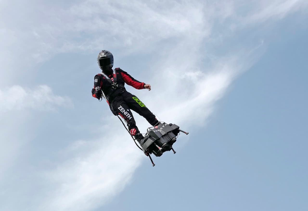 Los autores también adelantan que en las ciudades circularán taxis y autobuses aéreos: unos vehículos voladores no tripulados de alta potencia que viajarán encima del tráfico terrestre y sobre ríos y vías fluviales, para crear rutas despejadas a través del cielo. En la foto Franky Zapata, el deportista y empresario francés que desarrolló un aparato con el que cruzó volando de Francia a Reino Unido sobre el Canal de la Mancha, en agosto de 2019.