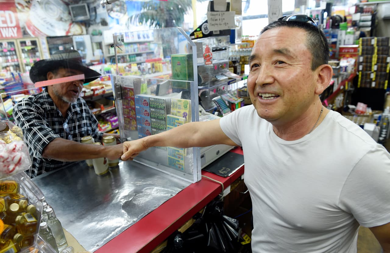 Oh, un veterano del ejército estadounidense, relató que sus metas al ser dueño de un negocio en el sur de Los Ángeles eran: hacer una diferencia en la comunidad y borrar los estereotipos en contra de los coreanos.