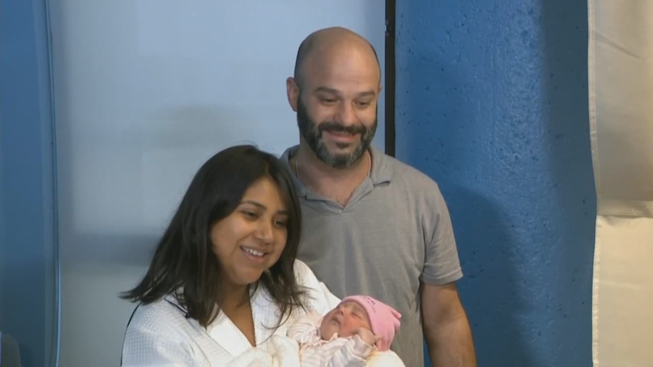 Este es el primer bebé nacido en Jackson Memorial Hospital este martes primero de enero, tan solo cinco minutos después de las 12 de la noche. Aryah Parreiras pesó 8 libras y midió 20,8 pulgadas. Sus padres son Gabriela Herrera y Gabriel Parreiras.