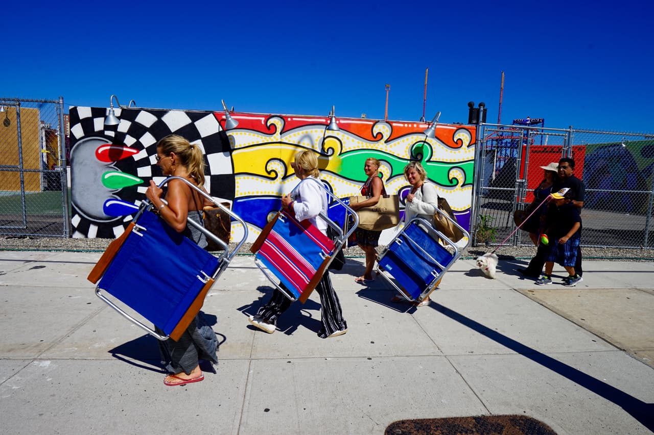 Camino a la playa, los visitantes se funden entre los coloridos murales.