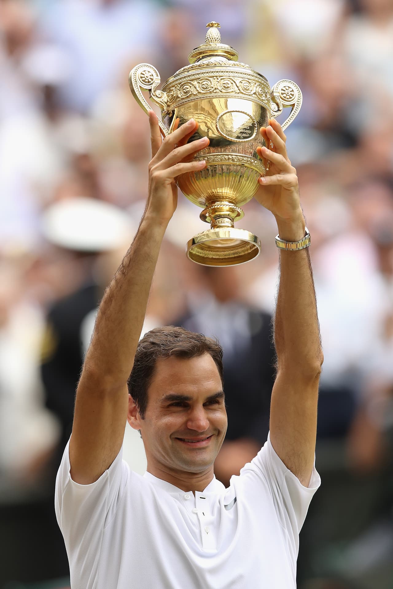 Roger Federer no se quedó atrás. El suizo se coronó en el Abierto de Australia y en Wimbledon, logró 7 títulos en el año y cerró el 2017 en la segunda posición de la ATP.