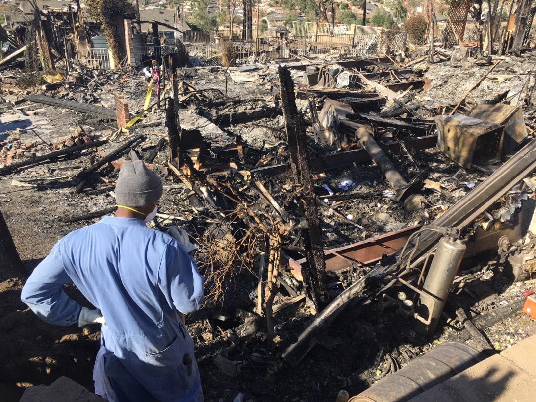 Un hombre observa una vivienda destruida por el fuego Creek en el barrio angelino de Sylmar, en el noreste del Valle de San Fernando, a principios de diciembre.