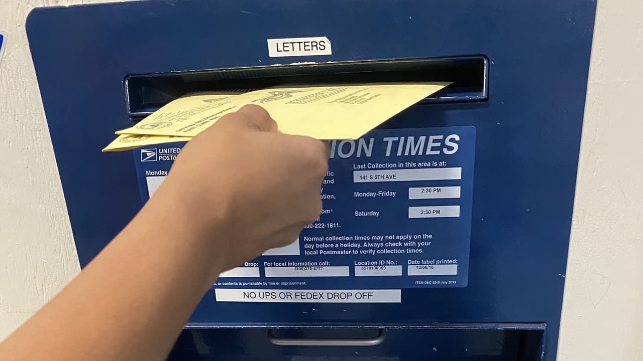 Trump dice que ordenará que se pida identificación a los votantes, pero la Constitución no le da ese poder