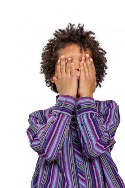 Los estudiantes de minorías y con discapacidades tienen más probabilidades de ser expulsados que sus compañeros. Ningún estudio ha demostrado que las suspensiones o expulsiones ayuden a mejorar la conducta de los estudiantes en la escuela.