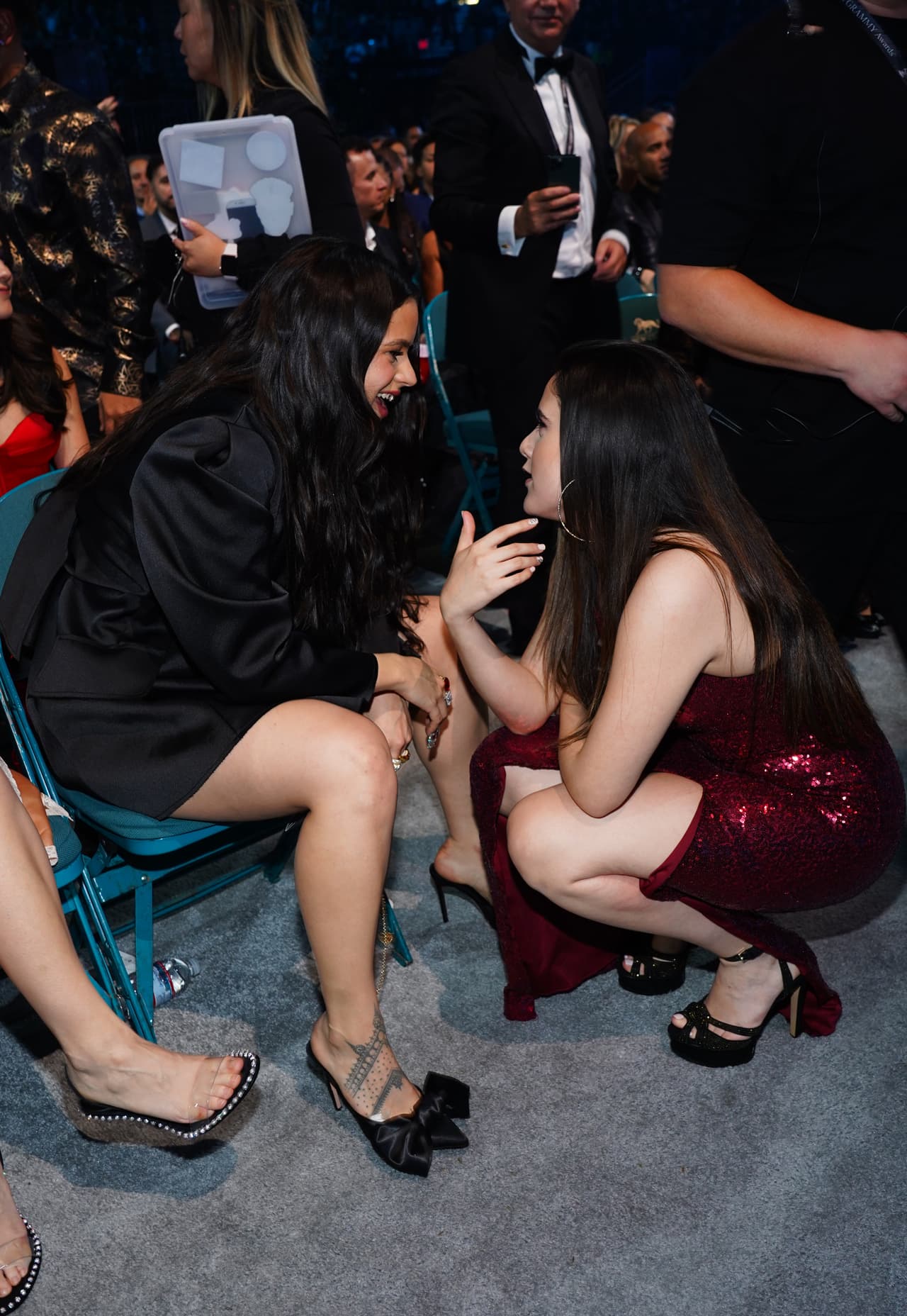 De qué hablaban, no sabemos. Pero
<b>Camila Fernández</b> (derecha), nieta de
<b><a href="https://www.univision.com/shows/latin-grammy/la-voz-de-vicente-fernandez-pone-el-vello-de-punta-con-volver-volver-en-los-latin-grammy-video">don Vicente Fernández</a></b>, estuvo conversando con la multiganadora del Latin GRAMMY, la cantautora española
<b>Rosalía</b>.