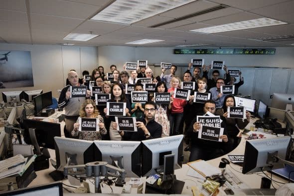 Periodistas de la Agencia France-Presse mostraron pancartas desde sus oficinas ubicadas en la capital francesa.