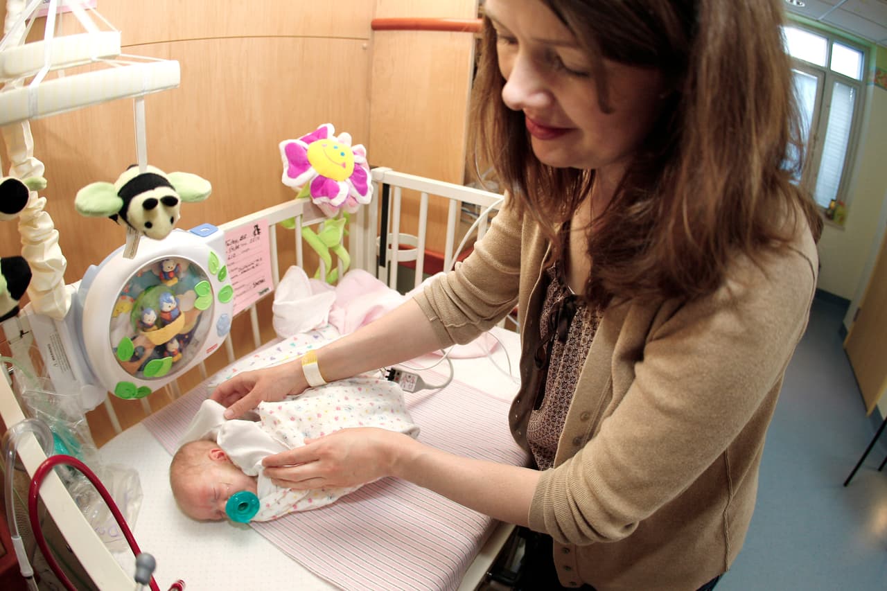 Uno de los autores del estudio, David Schwebel de la Universidad de Alabama en Birmingham,
<a href="https://www.reuters.com/article/us-health-infants-suffocation/more-u-s-babies-dying-of-suffocation-often-in-bed-idUSKCN1G31YK">dijo a Reuters</a> que
<b>"puede ser que los padres no sigan las recomendaciones para 'dormir sin peligro'"</b>. Muchos otros expertos suscriben lo mismo.