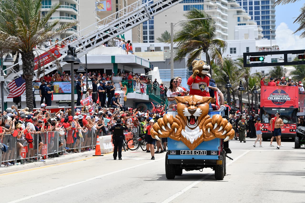 "Esto es increíble", dijo el capitán de los Panthers, Aleksander Barkov. "¡Qué día tan especial estamos teniendo!".
<br>
<br>Se estima que más de 200,000 personas abarrotaron la playa de Fort Lauderdale para el desfile.
