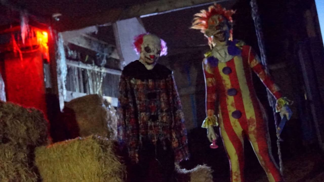 <b>Haunted Shadows Lake Trail </b>
<br>
<b>The Colony, Texas</b>
<br>📍 
<a href="https://www.google.com/maps/place/Haunted+Shadows+Lake+Trail/@33.1129989,-96.8982637,17z/data=!4m15!1m8!3m7!1s0x864c3af61d7ed647:0x544c1f75d4bd171a!2s7801+Main+St,+The+Colony,+TX+75056!3b1!8m2!3d33.1129945!4d-96.8933928!16s%2Fg%2F11bw3z9kzf!3m5!1s0x864c3af61d81f445:0xa121359af68a96b7!8m2!3d33.1132186!4d-96.893242!16s%2Fg%2F11fy_ddxq7?entry=ttu" target="_blank">7801 North Main (Highway 423)</a>
<br>📆 En octubre de viernes a domingo de 7:30pm a medianoche. El martes 31 de octubre abrirán. 
<br>🎟️ Boletos: 30 dólares y se pueden 
<a href="https://hauntedshadowslaketrail.com/tickets/" target="_blank">comprar aquí</a>.