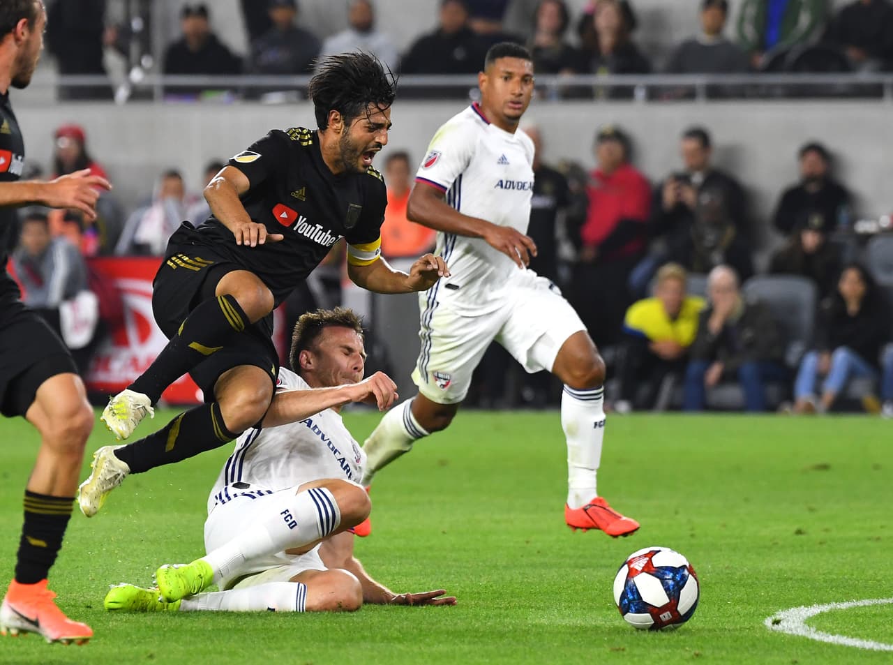 Carlos Vela y la dura entrada que recibió: “No es legal hacer esas cosas”