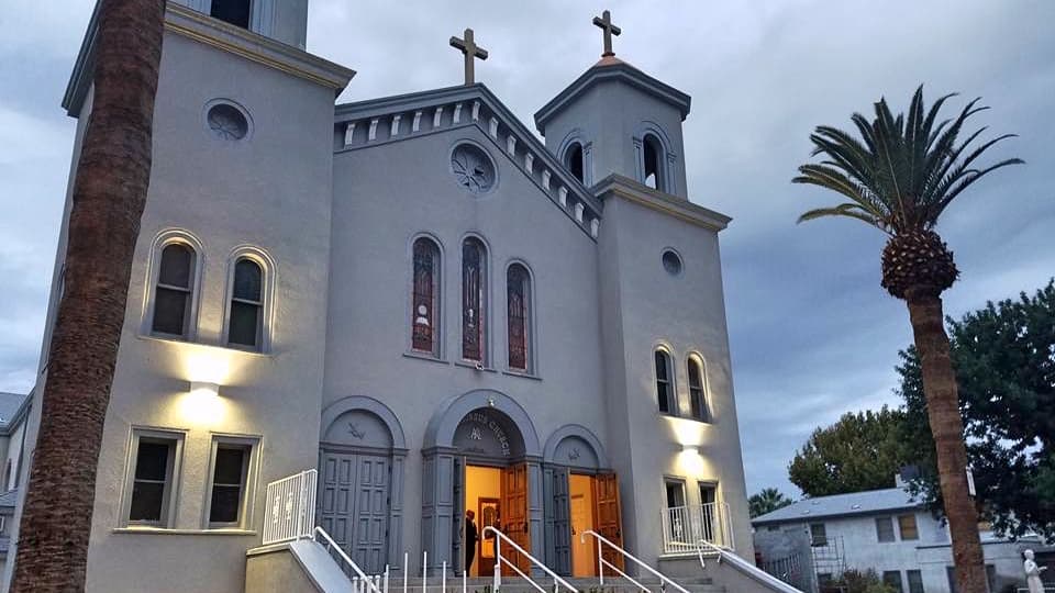 Asesina a su esposa afuera de una iglesia de California y se lo dice a su hija por texto