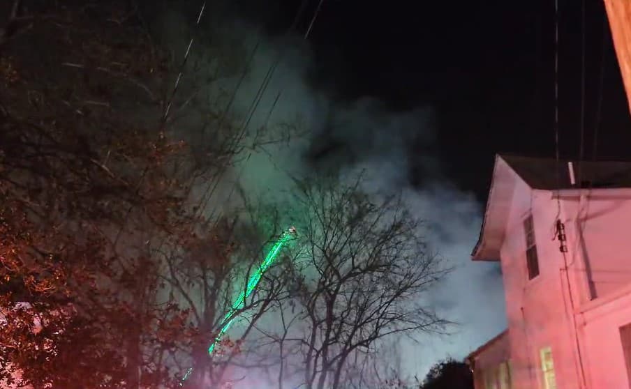 La policía había acudido horas antes para tratar de ejecutar una orden de registro.