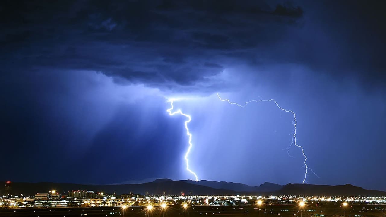 Alejarse de las ventanas y resguardarse bajo techo: consejos para evitar el impacto de un rayo