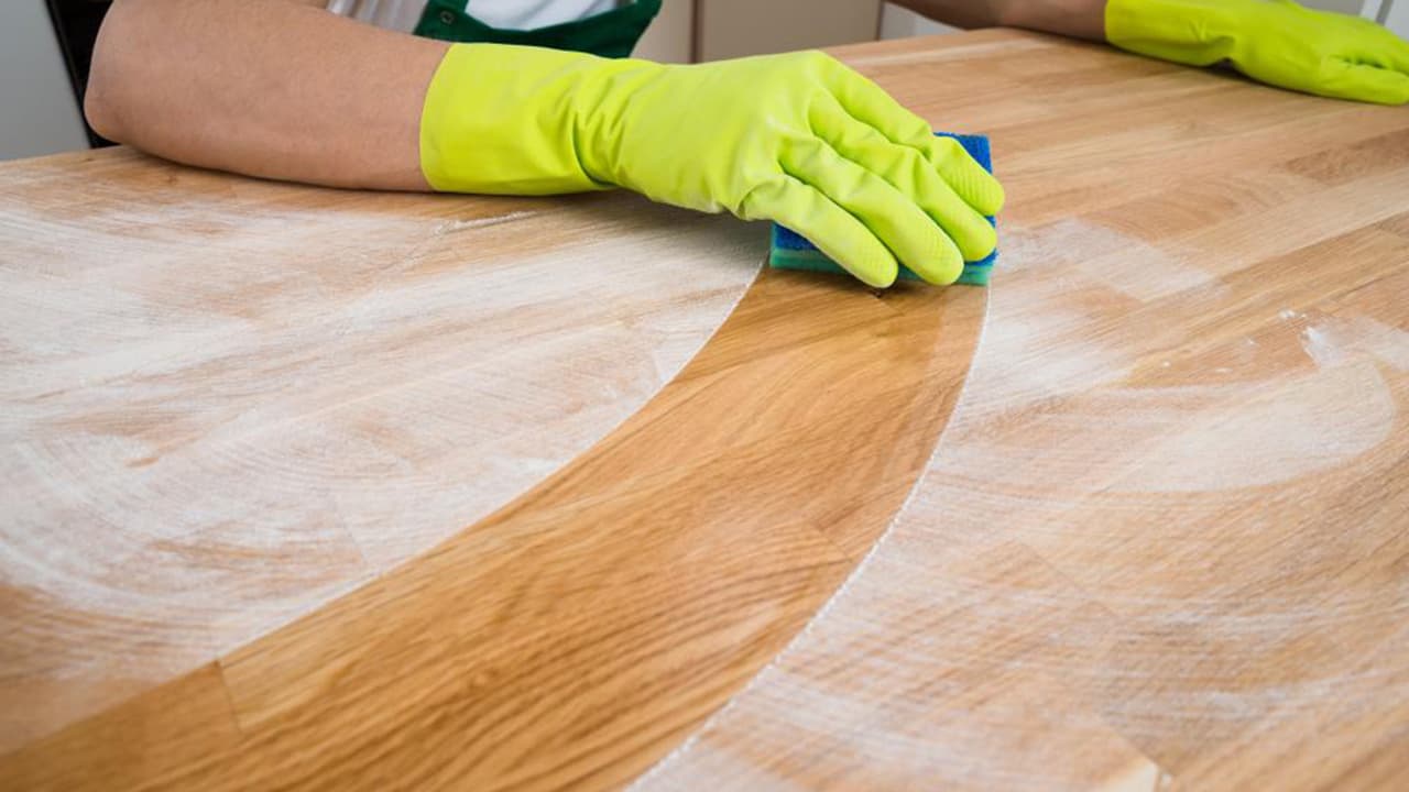 El polvo y otras impurezas que se dispersan en el ambiente cuando estamos limpiando pueden ser los causantes de las alergias en nosotras o en los integrantes de nuestra familia.
<br>