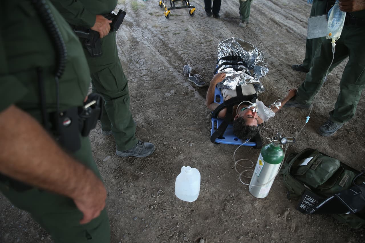 Rescatan a 9 indocumentados que fueron abandonados bajo altas temperaturas al sur de Texas