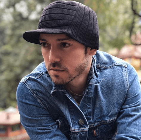 "Trabajé con personas realmente con una energía increíble y eso se refleja en este disco", comentó el cantante a CNN.