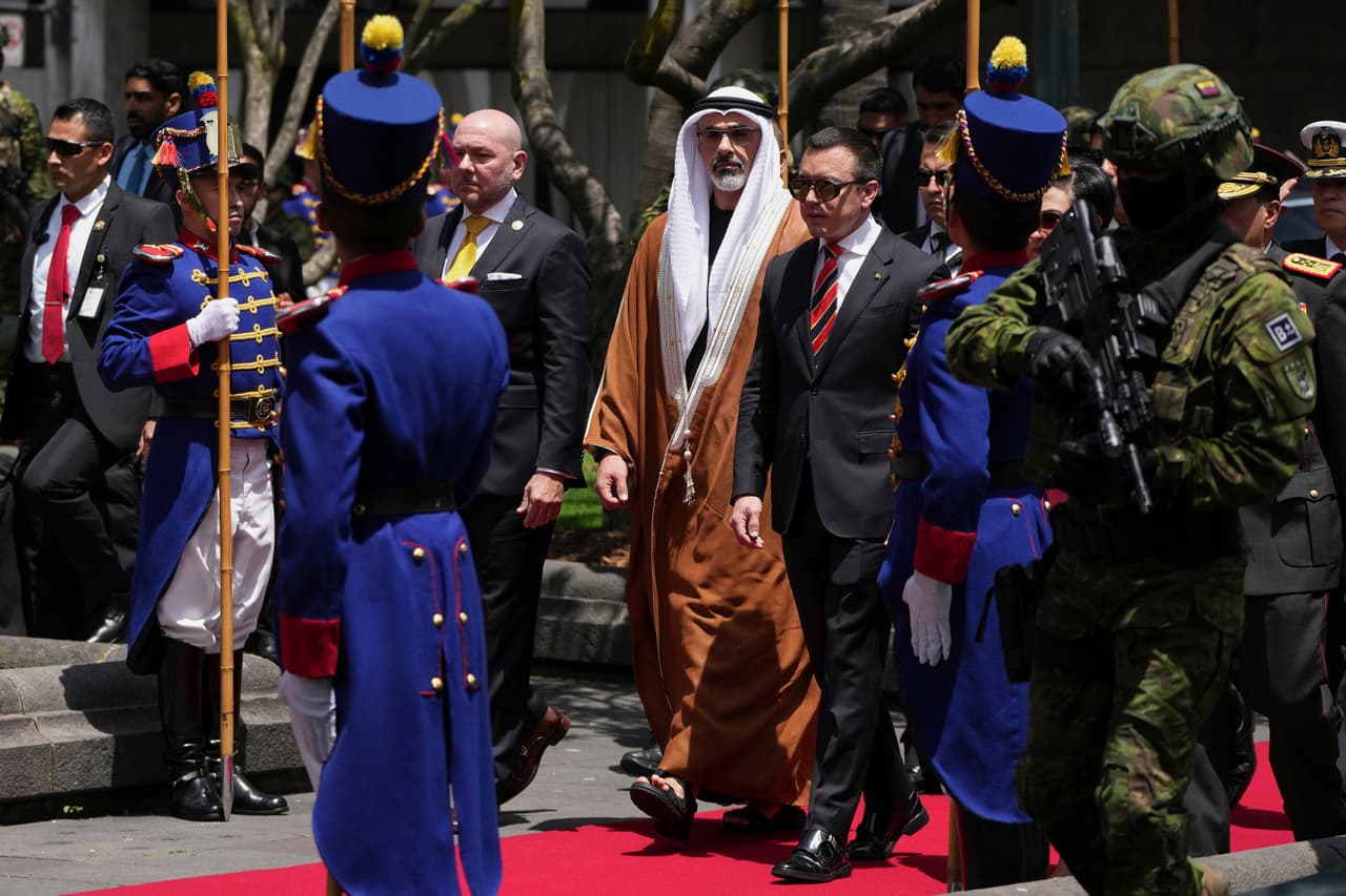 El presidente ecuatoriano Daniel Noboa (tercero desde la derecha) camina junto al príncipe heredero de Abu Dabi, el jeque Jaled bin Mohamed bin Zayed Al Nahyan, antes de una reunión entre ambos, el domingo 1 de marzo de 2026, en Quito, Ecuador. (AP Foto/Dolores Ochoa)
