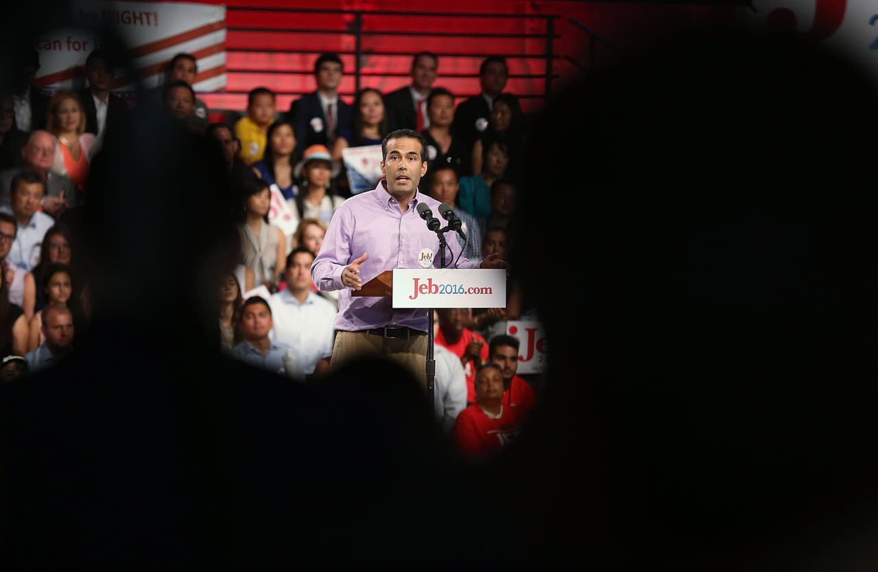 George P. Bush cuando hizo campaña por su padre, Jeb, en las primarias