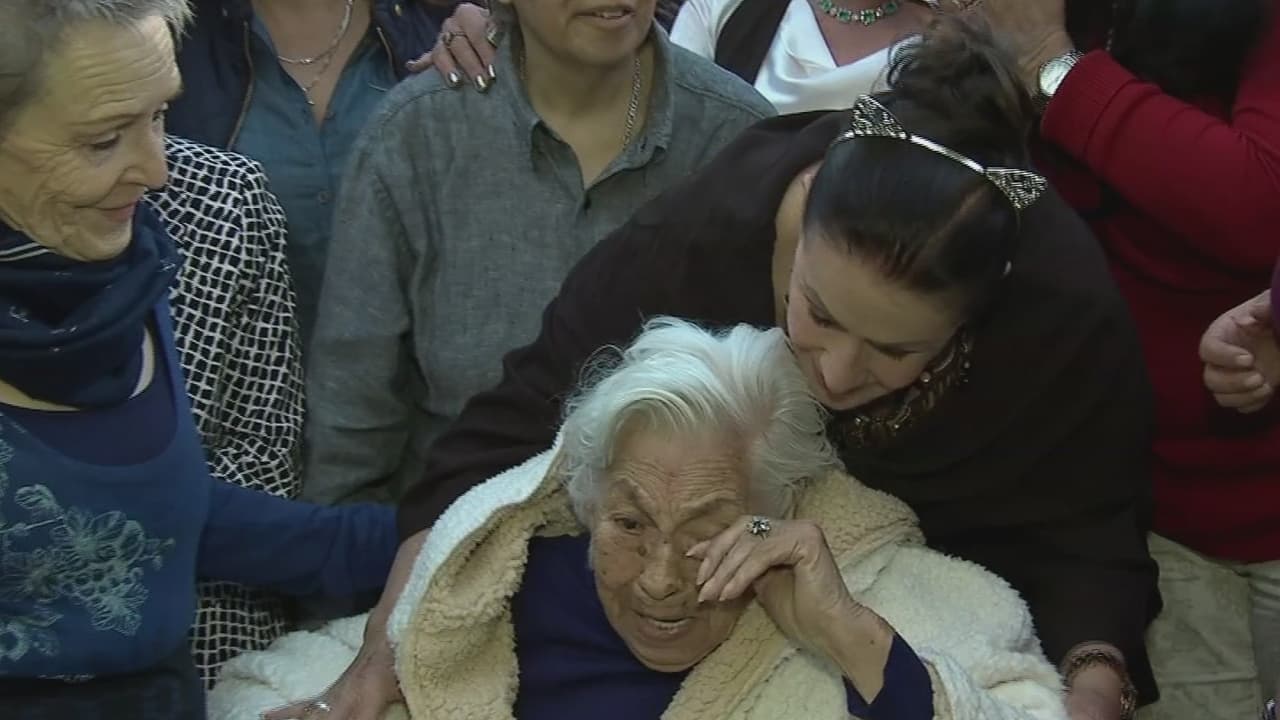 En 2012 doña Eva sufrió una caída que le provocó una fractura de cadera, lesión de la cuál le ha sido complicado reponerse. Desde entonces, su salud se ha visto mermada.