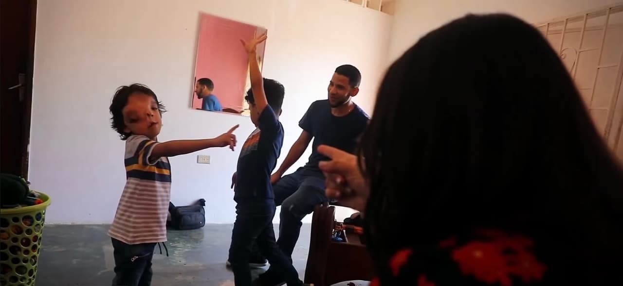 Además, con mucha tristeza, los papás de Lucas tienen que aguantar su dolor al ser cuestionados por el pequeño sobre por qué nació con una malformación, 
<b>mientras que ellos y su hermano no tienen ese problema. </b>
<br>