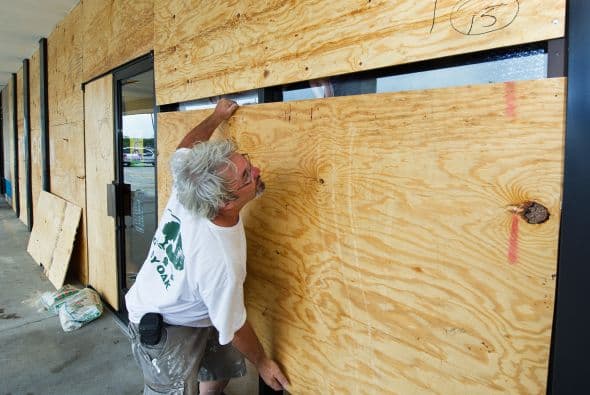 Según los últimos datos, "Earl es un huracán", explicó John Parker, del Centro canadiense de huracanes.
