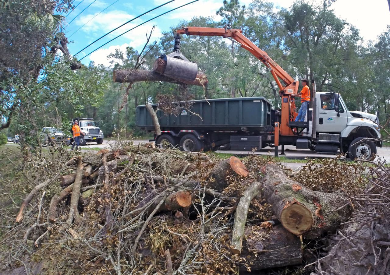 Trabajadores de las carreteras en el condado de Seminole durante las últimas semanas se han encargado de recolectar escombros a lo largo de Markham Woods Road en Longwood, Florida. El propósito de esta recolección es disminuir los fuertes olores que se genera la carretera por los desechos atascados.
