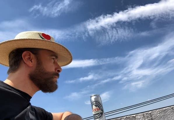 El dominicano confirmó que por ahora está soltero, pero 
<b><a href="https://www.univision.com/entretenimiento/la-novia-espanola-de-carlos-de-la-mota-confiesa-los-detalles-sobre-su-relacion-amorosa-video" target="_blank">abierto a enamorarse</a> </b>en cualquier momento.