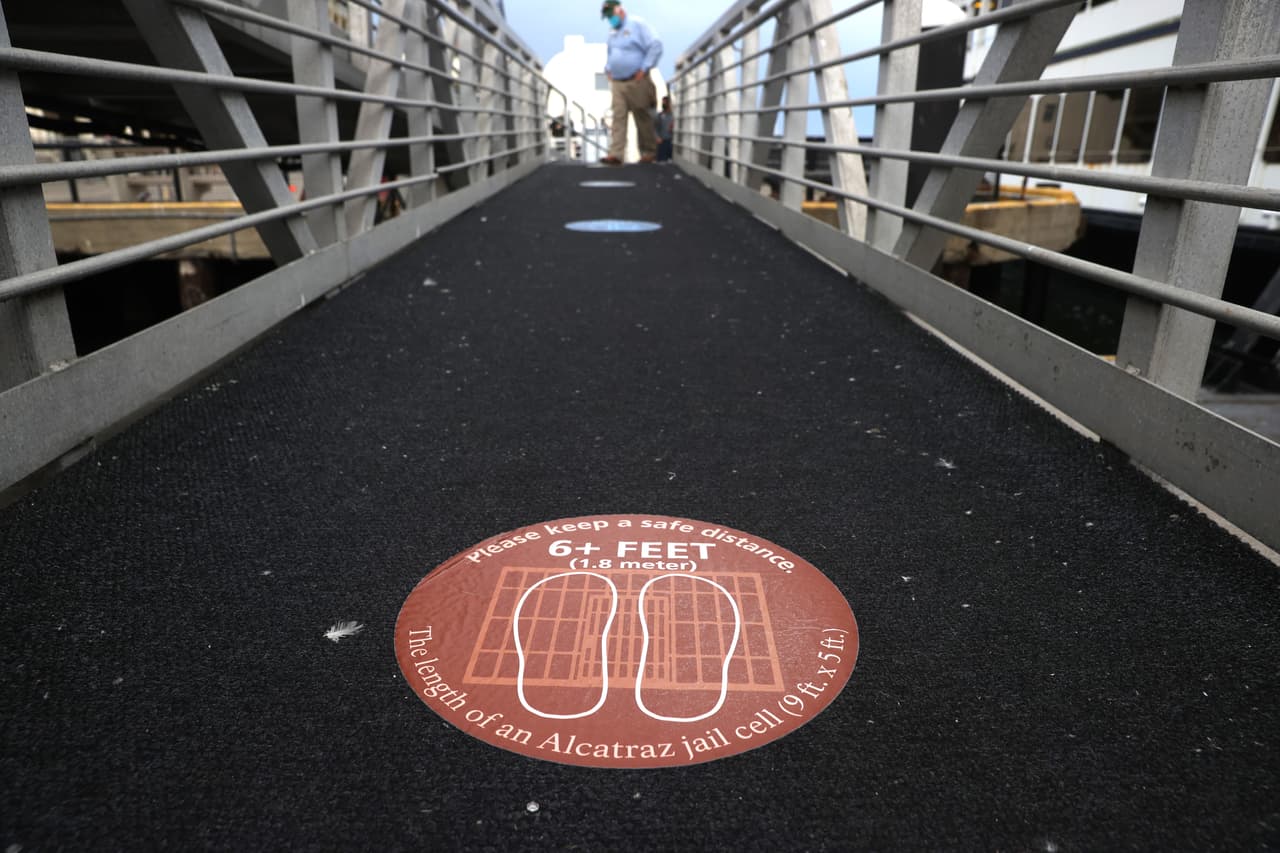 Los círculos de distanciamiento social están colocados en la pasarela desde el ferry hasta la entrada de la isla. Si bien
<b>el uso de las máscaras protectoras es obligatorio en la embarcación, no lo es al llegar a la exprisión, </b>aunque se les recomienda a los visitantes mantenerlas puestas.