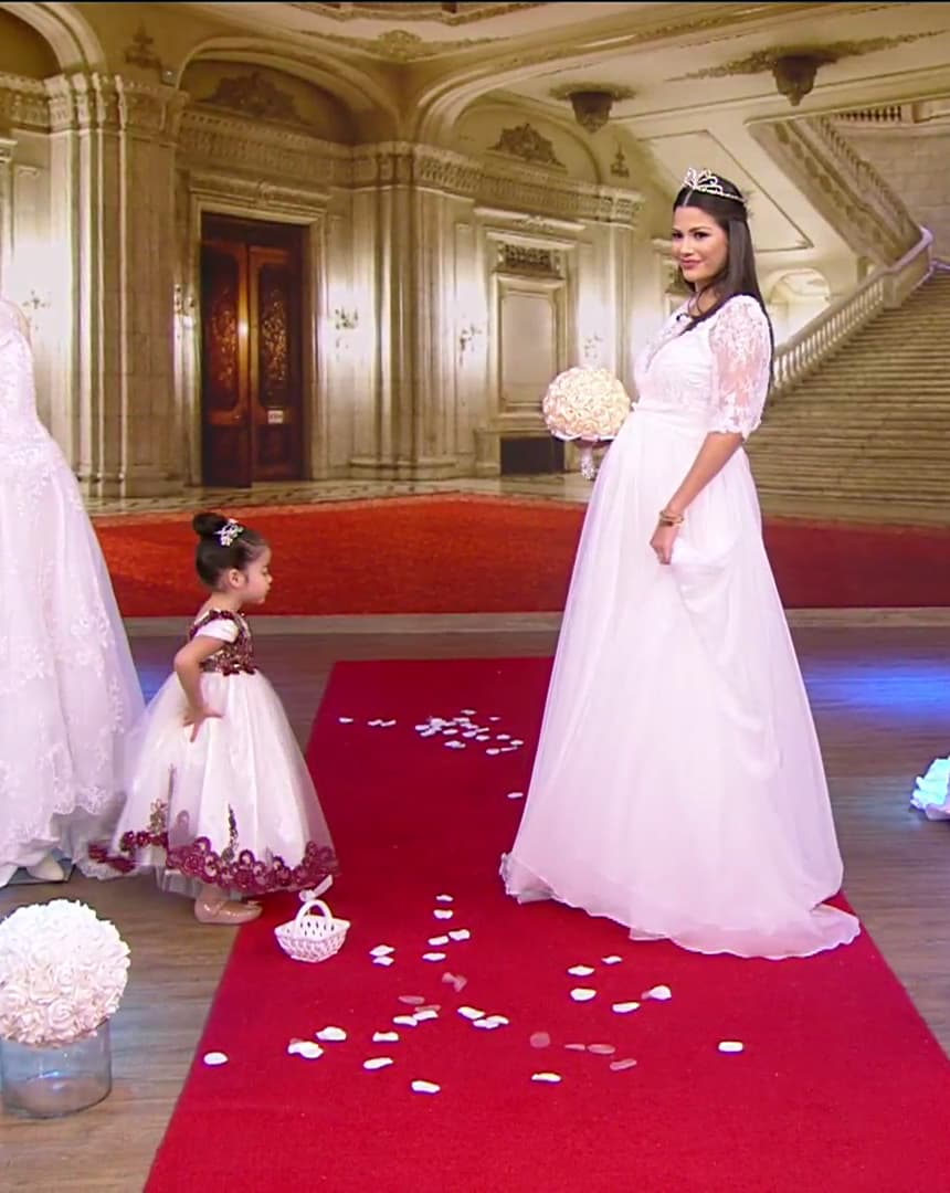 Mientras tanto, ella se divierte con las ocurrencias de Giulietta, que de vez en cuando la acompaña al trabajo.