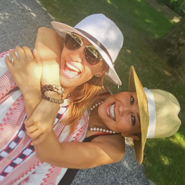 <b>Thalía y Lili Estefan</b> no dejan de presumir su 
<a href="https://www.univision.com/shows/el-gordo-y-la-flaca/mas-que-amigas-son-como-hermanas-asi-es-la-relacion-de-lili-estefan-y-thalia-fotos">entrañable amistad</a>. Juntas han enfrentado difíciles momentos, como la muerte de la madre de la cantante o la separación de la presentadora de El Gordo y La Flaca.
<br>