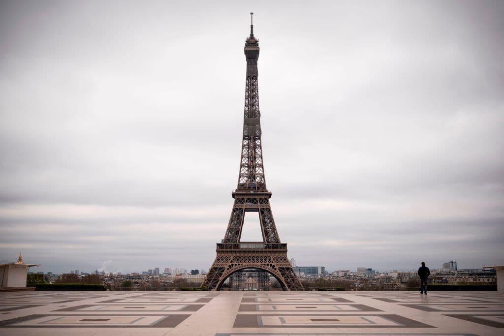 Casi mil millones de personas en todo el mundo pasan el fin de semana confinadas por una pandemia de coronavirus que ya se ha cobrado más de 13,000 vidas. Un hombre camina en la desierta plaza de Trocadero frente a la Torre Eiffel en París. Francia está bajo un estricto cierre nacional que busca detener la propagación de la infección de covid-19.
<br>
<br>
<br>