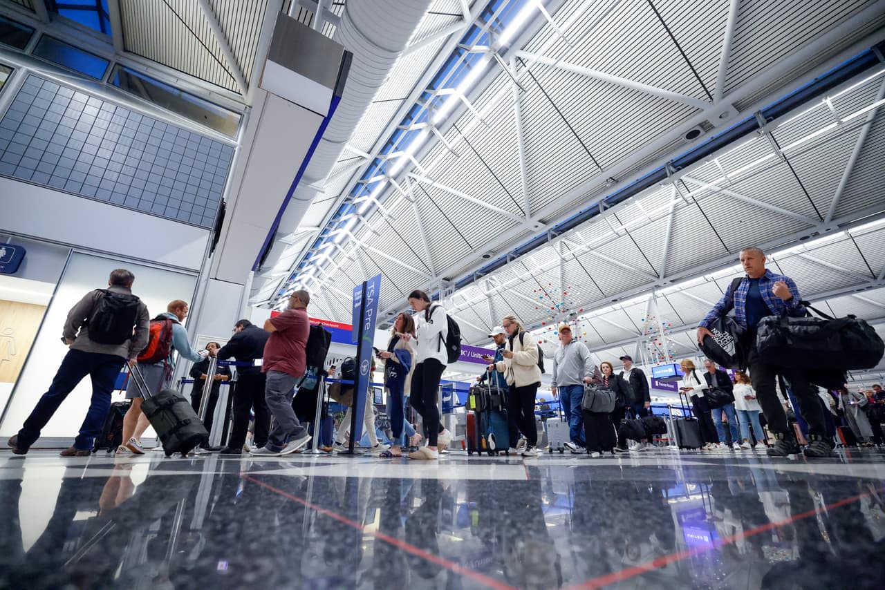 <h2 class="cms-H2-H2">Fin de semana caótico</h2>
<br>
<br>Las cancelaciones aumentaron el sábado, un día que normalmente registra poco tráfico aéreo,
<b> a más de 1,500 vuelos, frente a poco más de 1,000 e</b>l día anterior, según datos del sitio especializado FlightAware.