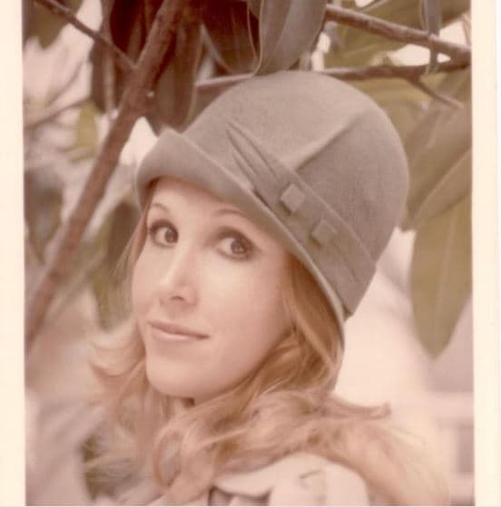 Florinda Meza, mejor conocida como Doña Florinda, fue uno de los rostros más bellos y reconocidos de la televisión latinoamericana de los años 70. La actriz se ha valido de los cirujanos y los tratamiento para contrarestar los estragos de las largas jornadas de trabajo para conservar un poco de juventud y belleza. Aquí a los 22 años.