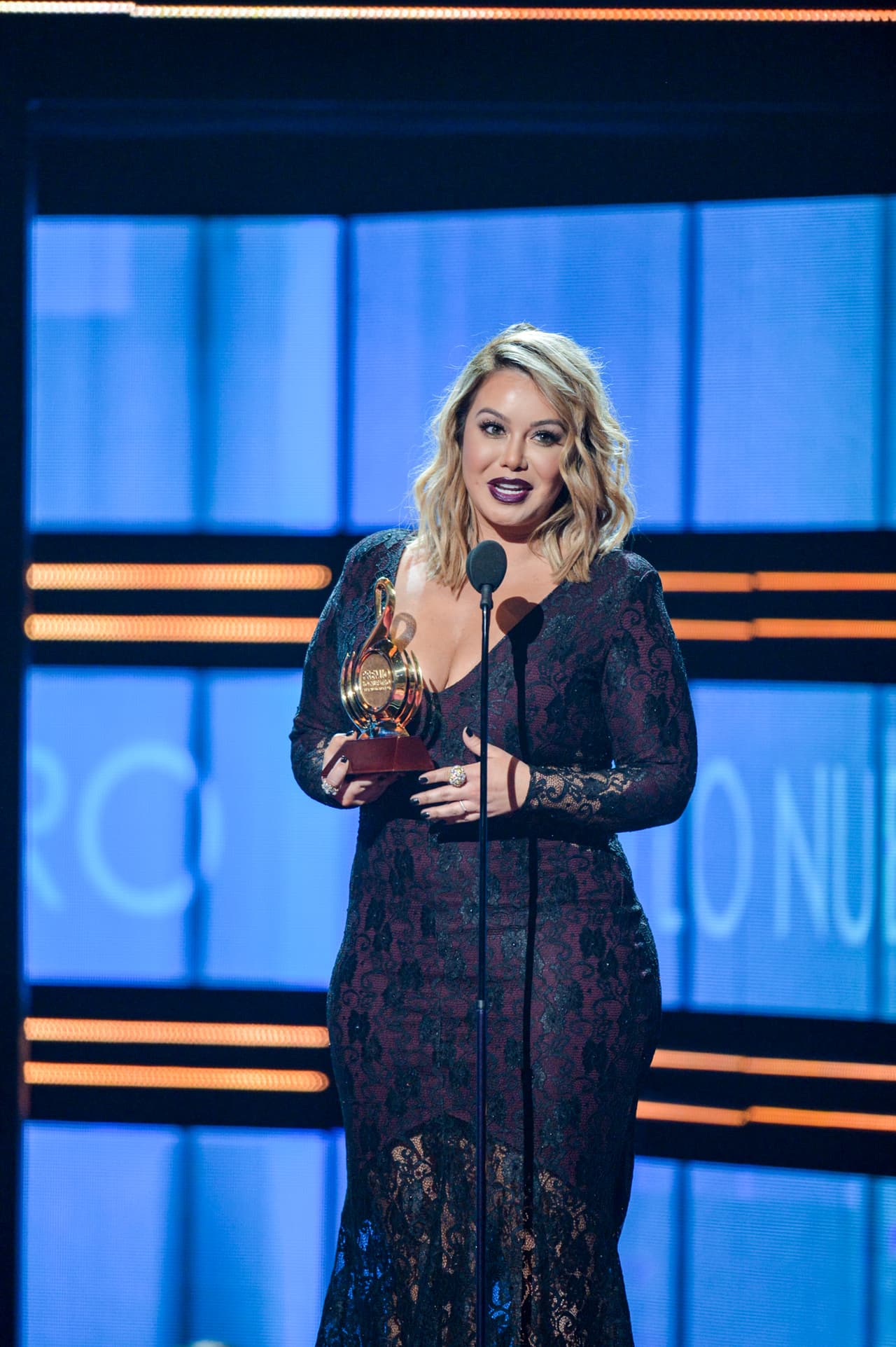 Después de las nueve veces que Jenni Rivera ganó el premio, Chiquis Rivera fue reconocida como artista femenina del año en el regional mexicano en 2016.