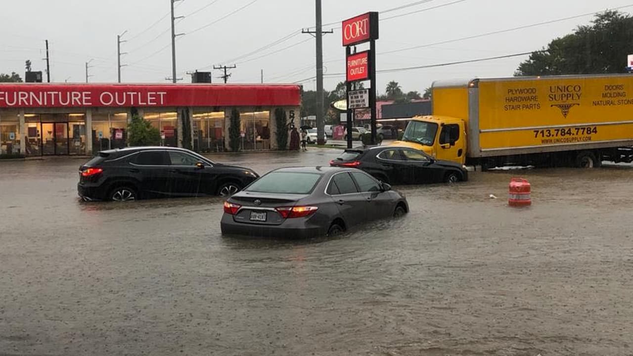Automóviles varados en el área de Galeria