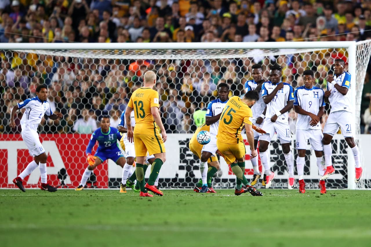 Solo hasta el minuto 52 llegó la apertura del marcador, a trompicones, como no queriendo. Mile Jedinak cobró este tiro libre.