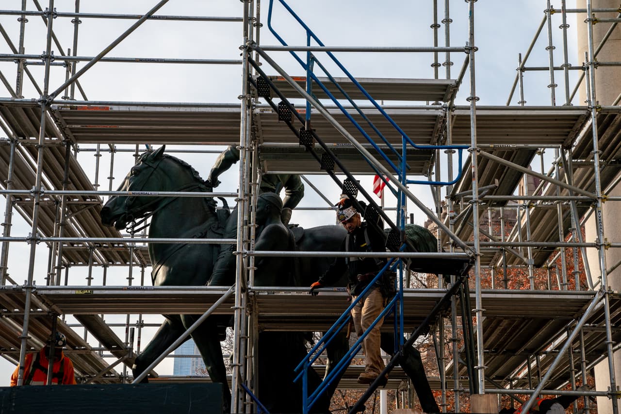 En algunos casos, manifestantes han participado en la vandalización o retiro de los monumentos.