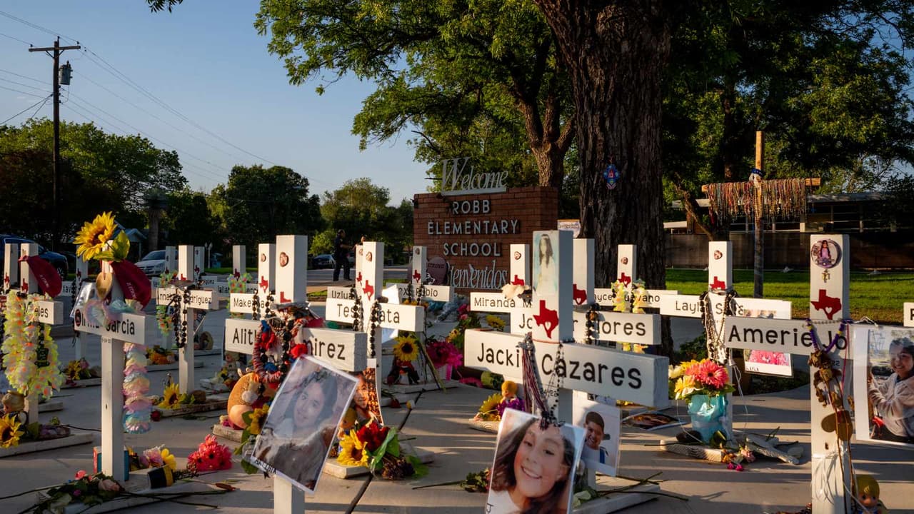 El abogado de los familiares de las víctimas del tiroteo masivo, 
<b>Josh Koskoff</b>, explicó que la ciudad de Uvalde no fue demandada. A través de un proceso de 
<b>"justicia remediativa",</b> se comprometió a 
<b><a href="https://www.univision.com/local/san-antonio-kwex/victimas-tiroteo-uvalde-familias-robb-elementary-texas" target="_blank">pagar $2 millones e implementar otras medidas</a></b>.