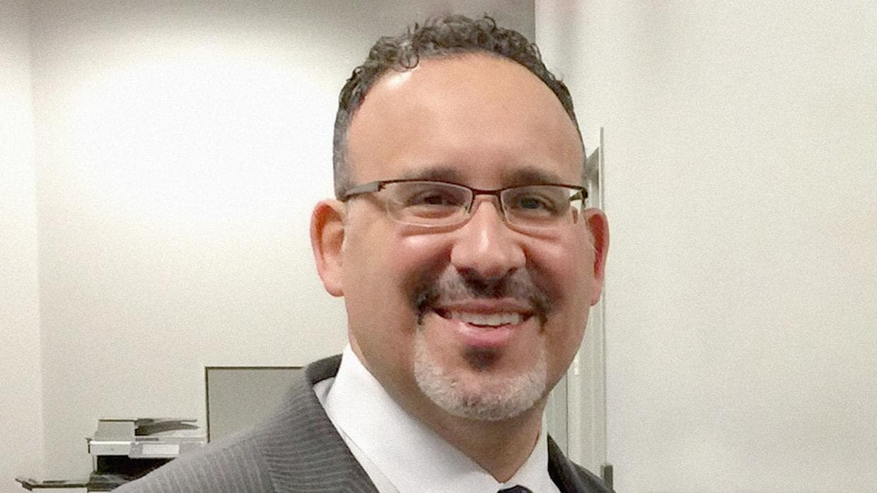Joe Biden nombra al puertorriqueño Miguel Cardona como secretario de Educación