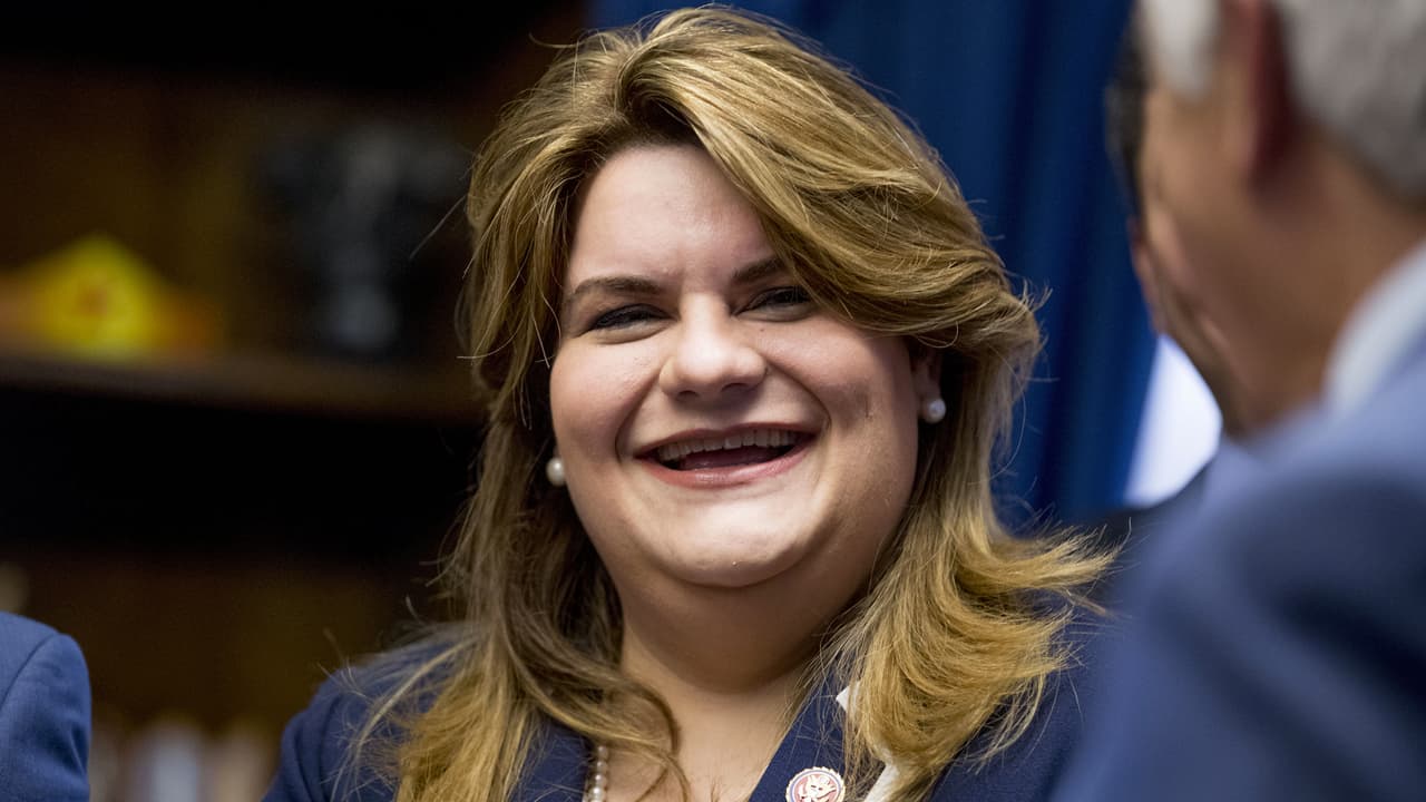 En el programa de radio 'Pulso Geopolítico', Jenniffer González destacó que
<b>esta es "la primera vez que el gobierno de los Estados Unidos ha tomado una ofensiva</b> de proteger a sus ciudadanos americanos que viven en el Caribe, a esa frontera que ya de por si es bastante grande,
<b>con navíos, portaaviones, aviones y los equipos militares que ya están en la isla</b> y que se siguen posicionando. para
<b>que el pueblo venezolano sepa que no están solos en la lucha</b>".
<br>
<br>
<b><a href="https://www.univision.com/local/puerto-rico-wlii/que-le-espera-a-nicolas-maduro-gobernadora-de-puerto-rico-jenniffer-gonzalez-lo-tiene-de-frente" target="_blank">La gobernadora de Puerto Rico</a></b> agregó que
<b>"hay una recompensa de más de 50 millones de dólares"</b> por la captura "del dictador Nicolás Maduro". El jueves 7 de agosto, el gobierno del presidente estadounidense
<b><a href="https://www.univision.com/noticias/politica/gobierno-trump-duplica-recompensa-maduro" target="_blank">Donald Trump duplicó de $25 millones la recompensa</a></b> por información que conduzca a la captura del dirigente.
<b>Hasta el momento,</b>
<b>solo son $50 millones.</b>