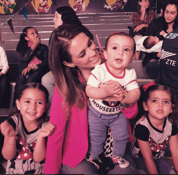 No hay cosa que haga más feliz a la actriz que ver cómo se divierten sus tres hijas, por eso ha dejado a un lado su carrera de actriz para dedicarse por completo a ellas.