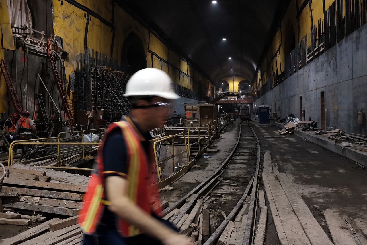 Obreros trabajan en la construcción del túnel en el Este de Manhattan y se trata de una de las infraestructuras más grandes de la nación.