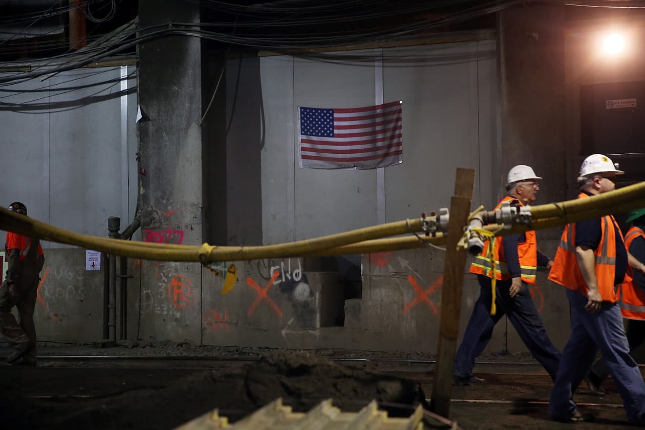 Obreros trabajan en la construcción del túnel en el Este de Manhattan y se trata de una de las infraestructuras más grandes de la nación.
