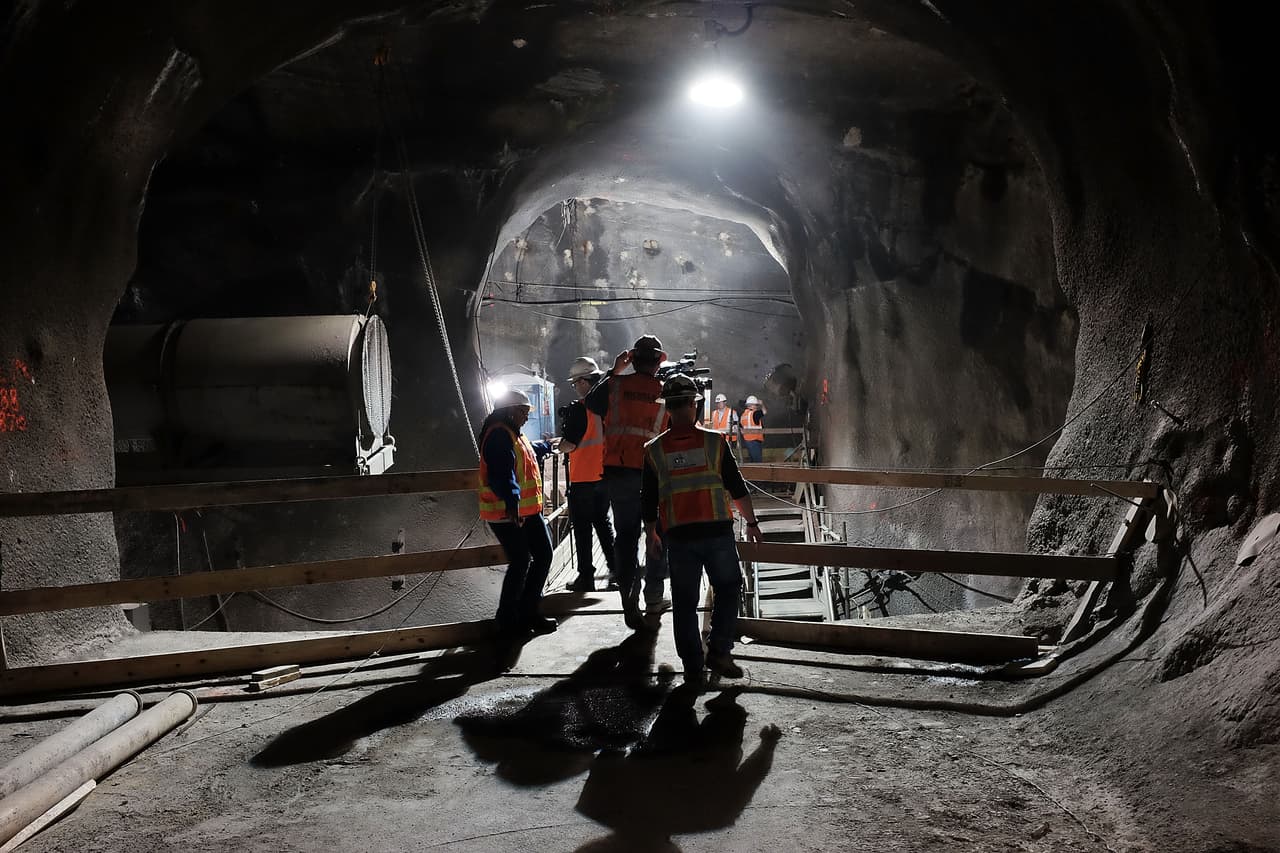 Obreros trabajan en la construcción del túnel en el Este de Manhattan y se trata de una de las infraestructuras más grandes de la nación.