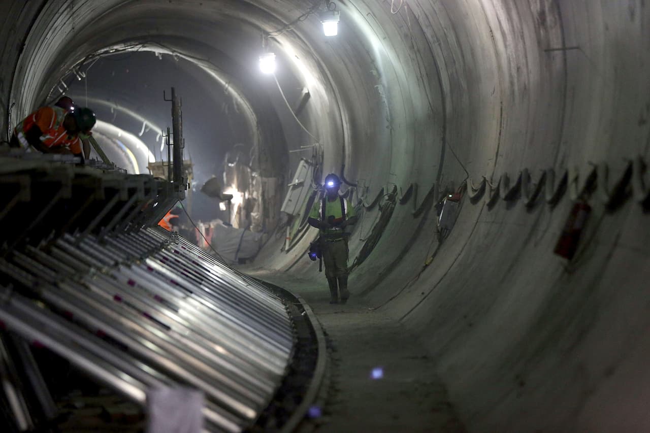 Obreros trabajan en la construcción del túnel en el Este de Manhattan y se trata de una de las infraestructuras más grandes de la nación.